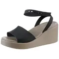 Crocs Brooklyn Ankle Strap Wedge Keilsandalette, Plateausandale, Sandale in Bequemweite G (weit) braun|schwarz 42 EU