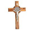 Kassis Geschenkartikel Wanddekoobjekt St. Benedikt Kreuz zum Aufhängen Wandkreuz Kruzifix aus Olivenholz, handgefertigt in Bethlehem, Geschenk zu religiösen Anlässen