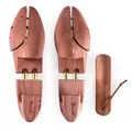 Blumtal Schuhspanner für Herren und Damen - Schuhdehner aus Zedern-Holz (1-tlg., 1 Paar, 2 Paar, 5 Paar), mit Schuhlöffel und ergonomischen Spanngriff, TESTSIEGER 42/43