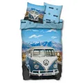 VW Bulli Bettwäsche T1 – Retro Panorama Berge, Oldtimer Bus Blau, hochwertige Renforcé Baumwolle, Bulli Design, Größe 135 x 200 cm Bettgarnitur Set für Fans klassischer Automobil-Designs