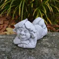 gartendekoparadies.de Gartenfigur Gnom Kleiner Faulpelz, Steinfigur Wichtel, H. 18 cm, 6 kg, Frostsicher