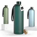 LARS NYSØM Trinkflasche Blæst, Trinkflasche mit Hydrationsskala und Trageschlaufe grün 1500 ml | 29 cm