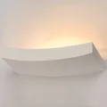 Elegant geschwungene schlichte Wandleuchte aus weiss-mattiertem Gips bemalbar