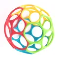 Oball Classic flexibler Ball sensorisches Spielzeug für Kinder mehrfarbig