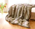 Felldecken Wohnen & Accessoires Felldecke Wolf hell aus Fellimitat in 5 Größen als Kuscheldecke und Tagesdecke oder Fellkissen (170 x 220 cm)