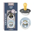 BIBS Colour Glow Schnuller 2er-Pack, BPA-frei. Leuchtet im Dunkeln, Kirschform Nippel. Naturkautschuk/Latex, Hergestellt in Dänemark. Größe 2 | 6+ Monate | 2-Pack, Iron NIGHT/Baby Blue NIGHT