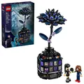 LEGO 76784 Wednesday Schwarze Dahlie, 2 Spielfiguren, verborgene Spielräume