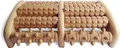 TheraFlow Fußmassageroller Holz inkl. Fußreflexzonenkarte - Durchblutungsförderndes Fußmassagegerät, Fußmassage Fersensporn Massagegerät für Füße, Fußreflexzonenmassage Gerät aus Echtholz