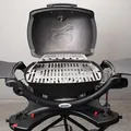 Grillrost.com Das Original Edelstahl Multistation | Warmhalterost für Weber Q100/200/1000/2000er Baureihen | mit Drumstick Halterung | 3mm stark