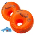 Flipper SwimSafe 1024 - Schwimmhilfe für Babys ab 1 Jahr, Schwimmflügel mit unzerbrechlichem PE-Schaumkern, inklusive Delfin Spielzeug, Orange