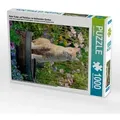 Rote Katze auf Holzfass im blühenden Garten (Puzzle)