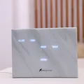 BoxClock Weißer Marmor Optik- Die Wortuhr für den Schreibtisch - LED Standuhr