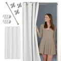 tinycurtains, Thermo Türvorhang mit Vorhangstange & Magneten zum Abdichten, einfache Montage ohne Bohren in 1 Min (210 x 150 cm weiß + Stange Silber 55-90 cm + 6 Magnete)