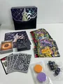 Pokémon Top-Trainer-Box Paldeas Schicksale – 9 Booster (offen) & Zubehör