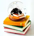 Musicboxworld, Spieluhr - Glitzerkugel Katze auf dem Bücherstapel, Verzaubernde Glitzerwelt mit Katze und Melodie, Katzenliebhaber, Musik- und Bücherfreunde