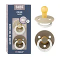 BIBS Colour Glow Schnuller 2er-Pack, BPA-frei. Leuchtet im Dunkeln, Kirschform Nippel. Naturkautschuk/Latex, Hergestellt in Dänemark. Größe 1 | 0+ Monate | 2-Pack, Vanilla NIGHT/Dark Oak NIGHT