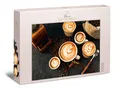 Ulmer Puzzleschmiede - Puzzle „Kaffee-Leidenschaft“ - Klassisches 1000 Teile Puzzle - Abwechslungsreiches Motiv mit Espresso-Tassen, Kaffee-Bohnen und Kaffee-Accessoires - Puzzle Made in Germany