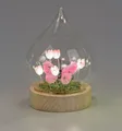formano LED Deko Tropfen Blumen Schmetterling Glaskugel mit Holzsockel & Timer 17cm - batteriebetriebene Frühlingsdeko für Tisch, Fensterbank & Geschenk
