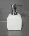 Cubic Weiss Seifenspender Steinzeug mit matter Oberfläche.
