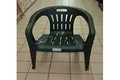 Stapelbarer Stuhl mit niedriger Rückenlehne und Armlehnen, Made in Italy, 56 x 55 x 78 cm, Farbe Grün