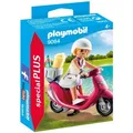Strand-Girl mit Roller - Bunt