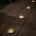 Lights4fun 4er Set-Solar Terrassen Einbaustrahler | Solarbetrieb Sonnenenergie Solarlampe | Warmweiße | LEDs Frühling & Sommer Dekoration für Außen Balkon Garten | Silber | H 2,1 cm × Ø 7,1 cm