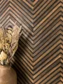 Newroom Vliestapete Yasha Walnut Tapete Holztapete Holz,Paneele,Fischgräten, Braun Tapete Modern Holz - Holzwand Fischgrätenmuster Dunkelbraun Boho Natur Paneele Fischgräten für Wohnzimmer Schlafzimmer Küche, Holzwand