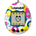 Bandai - Tamagotchi - Original Tamagotchi - Memphis Style - Elektronisches virtuelles Tier mit Farbdisplay, 3 Tasten und Spielen - Interaktives Tier auf Deutsch - Kinderspielzeug ab 8 Jahren - 42957