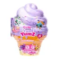 Cookez Makery Yum Yumz Sammelverpackung, riesige Eiswaffel mit Platz für 36 Yum Yumz, enthält 6 Exklusive Plüschtiere, Stickerbogen zum Dekorieren, perfekt zum Spielen, Präsentieren und Verstauen