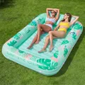 SLOOSH Aufblasbare Tanning Pool, 85" x 57" Extra große aufblasbarer Luftmatratze für Erwachsene mit Kissen, 4-in-1-Sonnenliege, aufblasbares Badebett, Partygeschenk, XL-Aquablau Tropisch