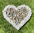 Gartenwelt Riegelsberger Herz Gitter mit kleinen Carrarra & Rheinkies Steinen für Allerheiligen Grabschmuck Grabgestaltung Grabdeko Pflanzschale