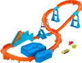 Mattel Hot Wheels Track Creator Beschleuniger-Sprung-Schnellstrecke-Set mit Spielzeugauto im Maßstab 1:64 und motorisiertem Bes