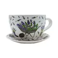 Dekohelden24 Blumentopf, Pflanztasse, Pflanzkübel, Pflanzgefäß, Blumenkübel, Pflanztopf. Übertopf als Tasse mit Griff aus Keramik, Motiv: Lavendel, L/B/H 25 x 23 x14 cm.
