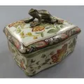 Casa Padrino Barock Schmuckschatulle Mehrfarbig / Antik Messingfarben 14 x H. 10 cm - Porzellan Aufbewahrungsbox mit Blumen Design und dekorativem Frosch Griff - Barock Deko Accessoires