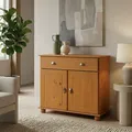 Kommode COLMAR 90cm breit – schmales Sideboard im Landhausstil, 2 Türen und 1 Schublade, Kiefer Massivholz, Muschelgriffe aus Metall, ideal für Flur, Wohnzimmer oder Küche