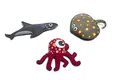 BS Toys Tauchtiere Kinder - Hai, Ray und Tintenfisch - Wasserspielzeug für Kinder - ür Kinder ab 5 Jahren - Bunte Unterwasserspielzeuge - Mit Sand gefüllte Strandtiere aus Neopren - 21 × 2.5 × 14 cm