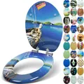 SANFINO® Premium WC Sitz mit Absenkautomatik – hochwertige Toilettendeckel aus Holz, viele bunte Motive, hoher Sitzkomfort, einfache Montage inklusive Montageanleitung – "Boat"