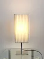 TRANGO Stehlampe, 2022 Design Tischleuchte mit Plissee Lampenschirm & Chrom Lampenfuß *CANNES* Tischlampe mit 1x E27 Lampenfassung für LED Leuchtmittel (nicht enthalten) Wohnzimmer Lampe, Nachttischlampe, LxBxH: 14x14x43cm, Fensterbank Leuchte, Schreibtischleuchte