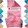 Blumtal Strandtuch XXL aus Mikrofaser - kompaktes und schnelltrocknendes Handtuch/Strandhandtuch 90x180 - Stranddecke sandfrei mit Band - Badetücher - Handtuch Mikrofaser mit rosa Palmen-Motiv