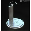 Legendari Actionfiguren-Ständer mit MetaTravelers Logo