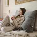 Björn&Schiller Rückenkissen - Lesekissen für Bett und Sofa, Keilkissen, Rückenpolster für die Wand, Sitzkissen, Wandkissen, groß mit waschbarem Bezug (Grau, 70 cm)
