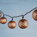 Lights4fun 16er LED Solar Lichterkette Warmweiß – Orientalische Marokkanische Metallkugeln in Bronzefarbe – Außenbeleuchtung für Garten, Balkon & Terrasse im Boho-Stil