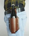 Winkee - Bier Holster aus Leder | Universell für 0,33L & 0,5L Flaschen | Fester Halt auch bei Bewegung | Ideal für Outdoor, Grillen & Partys