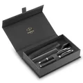 Parker IM Duo Stift-Geschenkset | Füller, Kugelschreiber & Etui | Schwarze Lackierung mit Chromverzierungen | Mittlere Spitze | Blaue Tinte | Perfekte Geschenke zum Schulabschluss