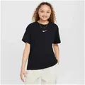 Nike Sportswear T-Shirt G NSW TEE BOY ESSNTL LBR für Jugendliche, weiter Schnitt, Rundhalsausschnitt, aus Baumwolle schwarz S (128/134)