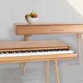 Eleganter Tisch in Eiche-Optik, der sich in ein Digitalpiano verwandeln lässt