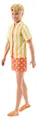 Barbie Fashionistas Style Ken-Puppe Nr. 252 mit blonden Haaren, orange und gelb gepunkteten Surf-Shorts, einem gelb-weiß gestreiften Shirt und orangef