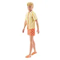 Barbie Fashionistas Style Ken-Puppe Nr. 252 mit blonden Haaren, orange und gelb gepunkteten Surf-Shorts, einem gelb-weiß gestreiften Shirt und orangefarbenen Schuhen, JJN66