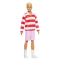 Barbie Fashionistas Ken-Puppe Nr. 241 mit blonden Haaren und einem rot-weiß gestreiftem Polohemd mit rosafarbener kurzer Hose, weißen Crew-Socken und Sneakern, HYV01