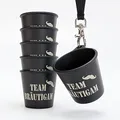 SoPro 6x Schnapsbecher zum Umhängen 4 cl wiederverwendbar - Schnapsgläser JGA 40 ml schwarz - Schnapsglas zum Umhängen, JGA Schnapsgläser
